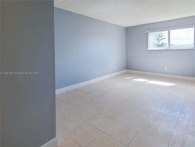 Building Photo - 1255 W 53rd St