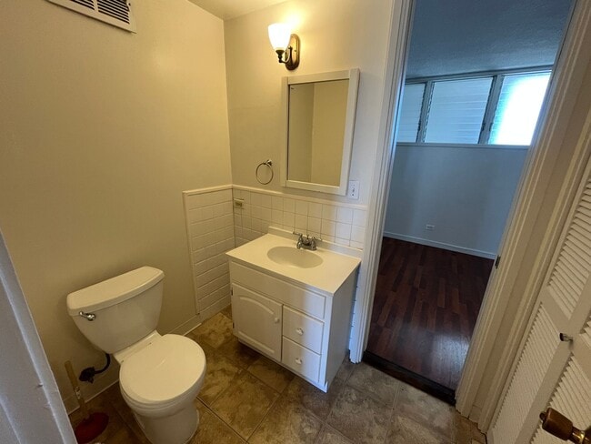 Building Photo - Woodrose (Honolulu) - Basic cable/electricity included!! 2 bedroom, 1.5 bathroom, 1 parking