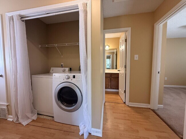 Building Photo - "Charming 3-Bedroom Lakeland Home with Cozy Fireplace & Gleaming Hardwood Floors!"