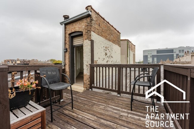 Building Photo - HUGE 1BR/1BA Close to Blue Line, Pet Friendly