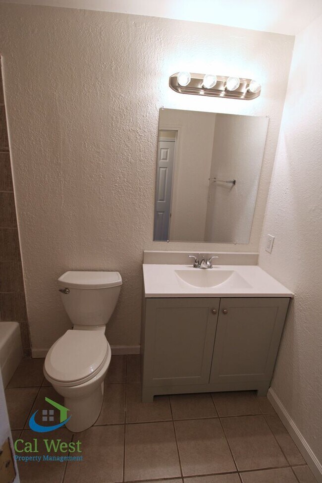 Building Photo - $3,095 2 Bedroom 1.5 Bath Bi-Level Town home