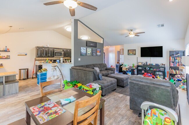 Building Photo - Beautiful Home in the Golf Course Area