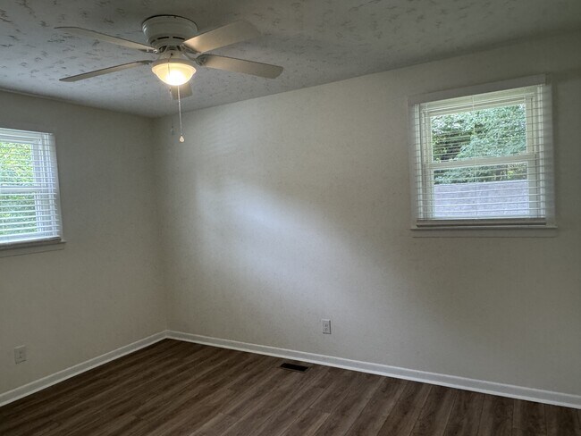 Building Photo - 208 Regalwood Dr