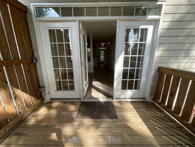 Building Photo - Wonderful location and features for this s...