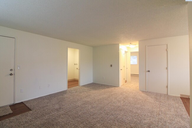 Building Photo - 2 Bed, 1 Bath Unit in Kennewick 4-Plex