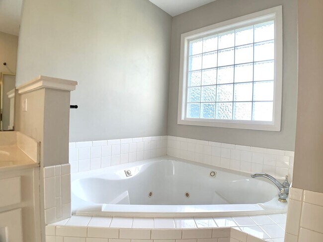 Building Photo - 2553 Emerald Ct