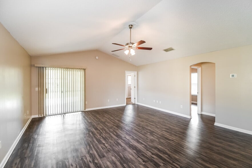 Building Photo - 1321 Spruce St