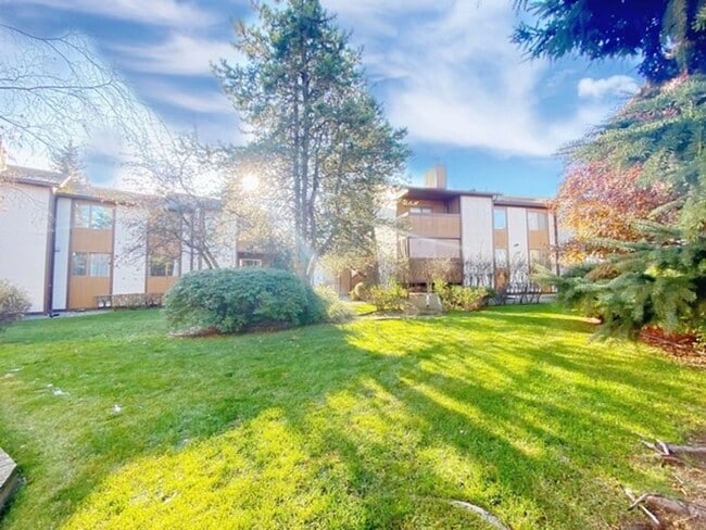 Building Photo - South Anchorage Condo with Balcony, Garage...