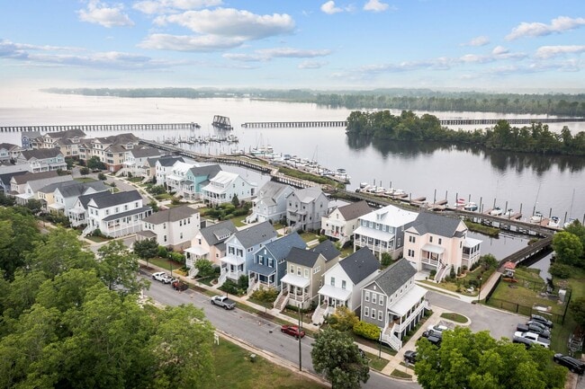 Building Photo - Modern Furnished Cottage Located Downtown!