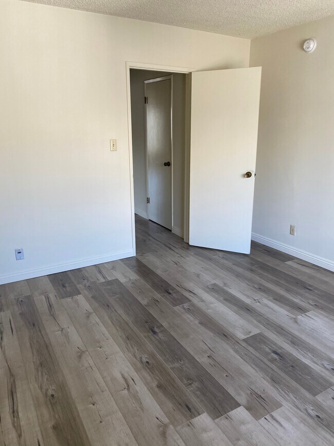 Building Photo - 11620 Iowa Ave