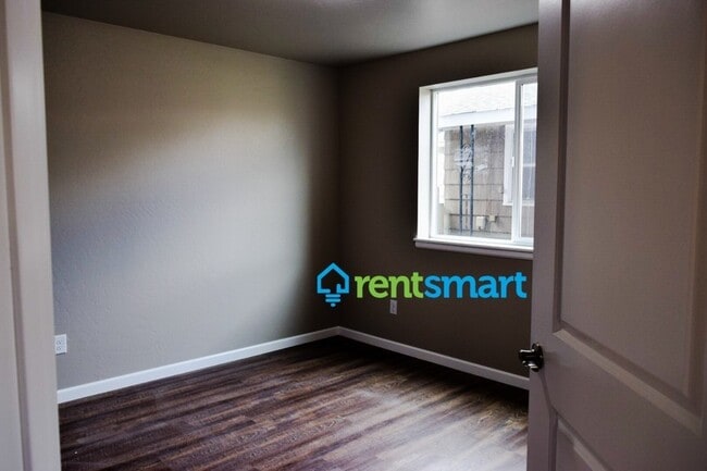 Building Photo - 1809 S 11th St W