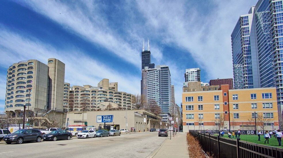 Walking distance to downtown and loop - 801 S Wells St