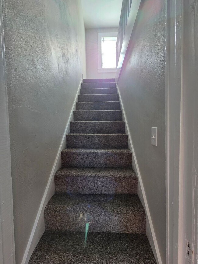 Building Photo - Three Bedroom Single Family Home AVAILABLE NOW