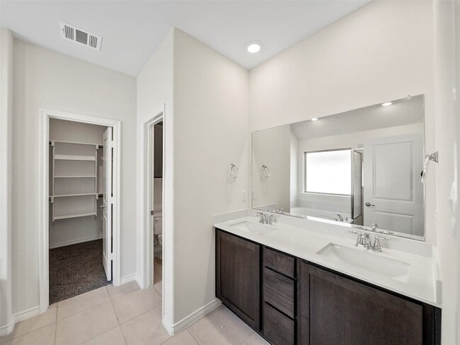 Building Photo - 10505 Breezeway Dr