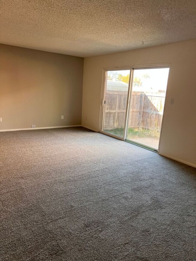 Building Photo - Spacious Three Bedroom Townhome in Westmin...