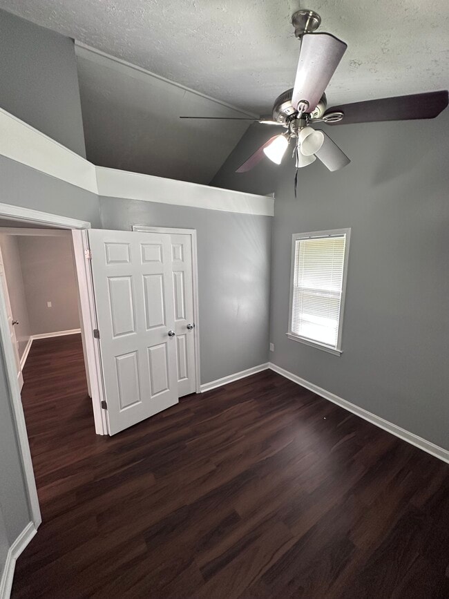 Building Photo - Cozy Cottage