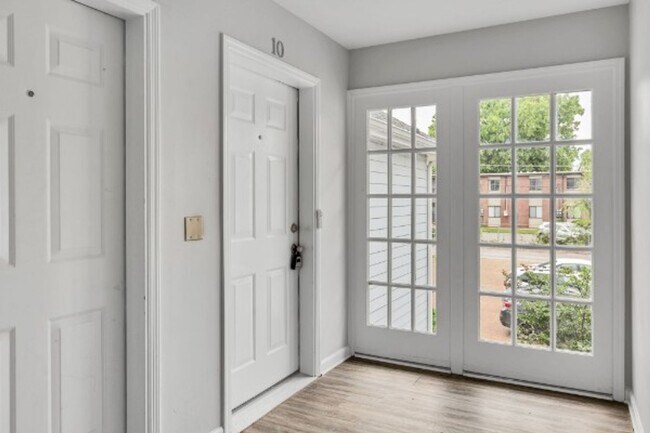 Building Photo - Beautiful Condo in Hillsboro Villlage