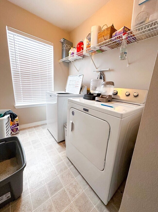 Building Photo - Spacious 4-Bedroom Home with Office Space ...