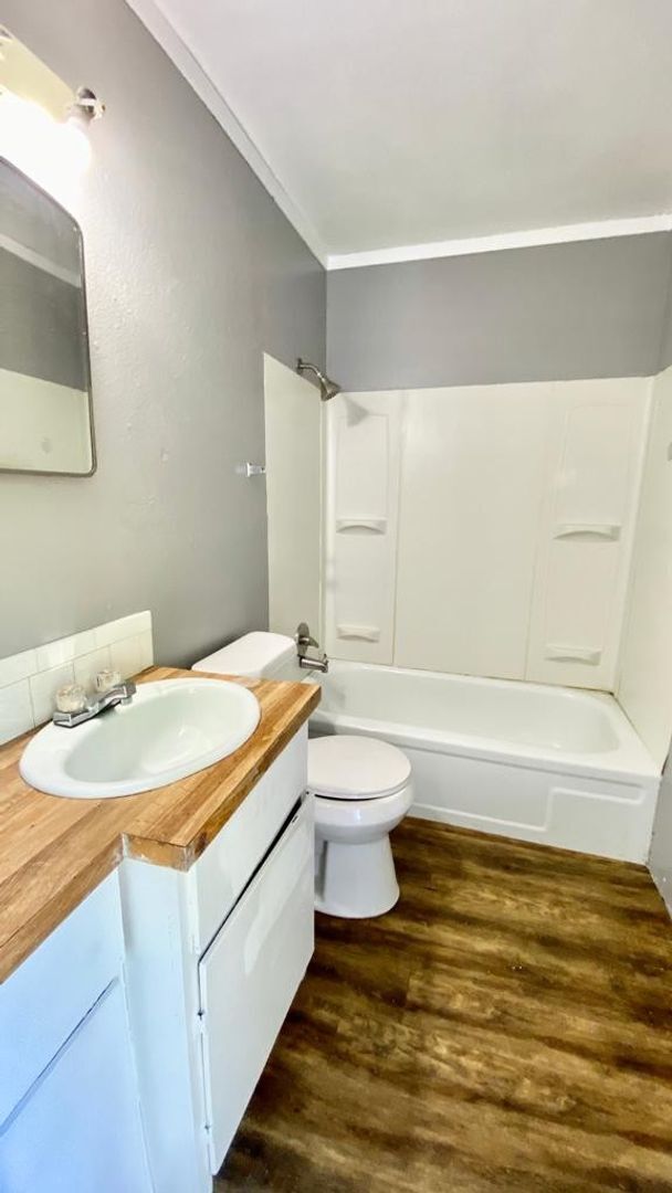 Building Photo - 909 W 21st St