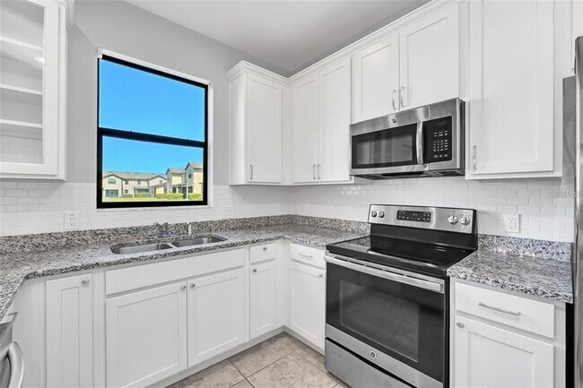 Building Photo - 2471 Seven Oaks Dr