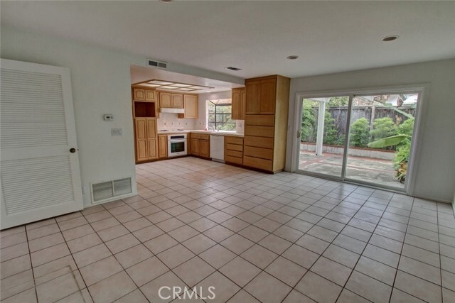 Building Photo - 8 Sparrowhawk