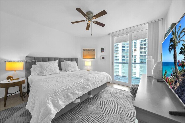 Building Photo - 16425 Collins Ave