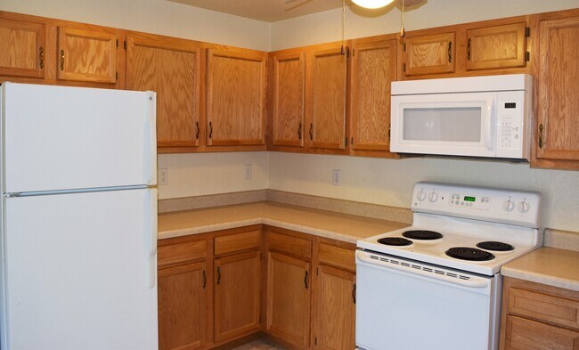 Building Photo - Spacious & Convenient Living in Shady Oaks!