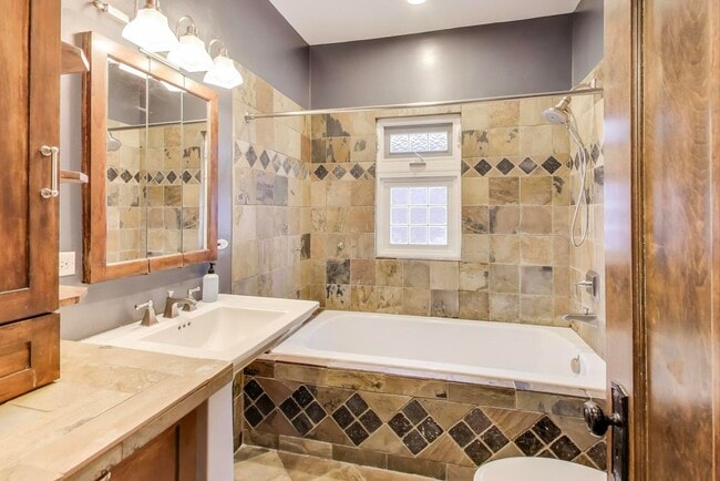 Building Photo - 1020 Harvard Terrace