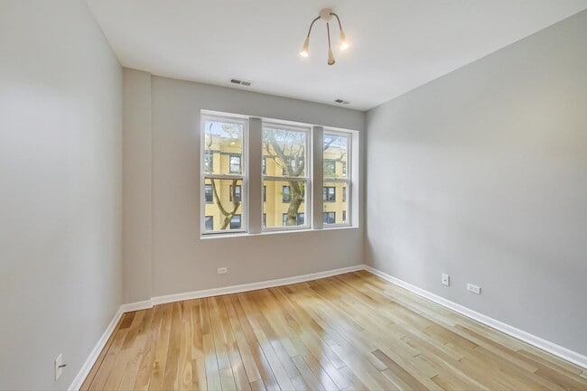 Building Photo - Gorgeous 2 Bed, Plus Sunroom/Office, 1 Bat...