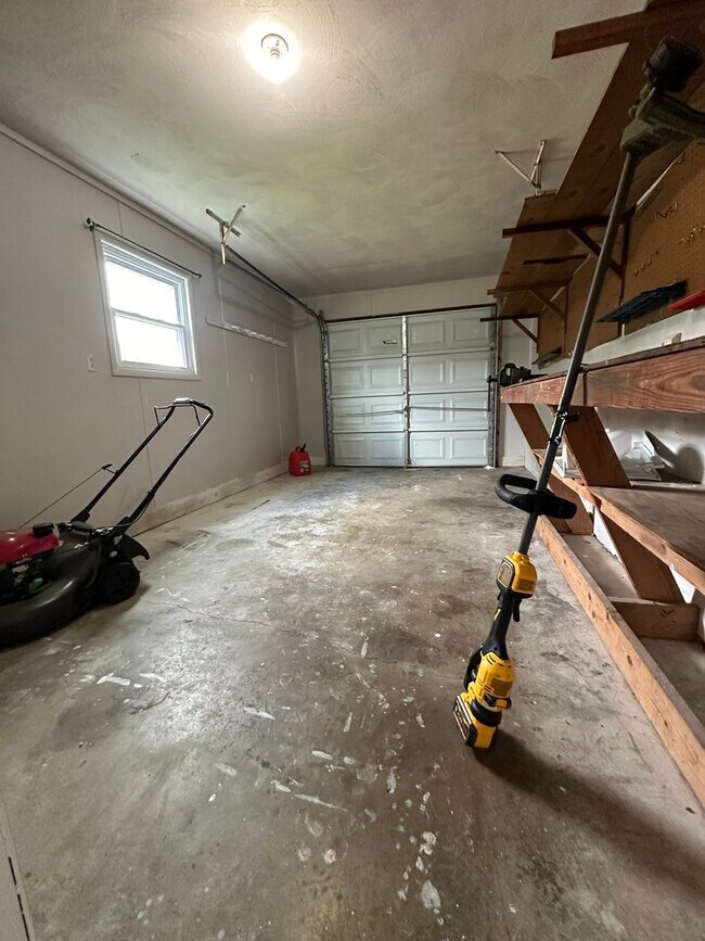 Building Photo - Pembroke Manor-4 bedroom 2.5 bath Single f...