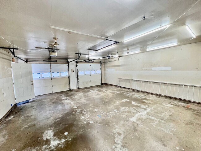 Building Photo - Fantastic 3 Bed 2 Bath Home Sitting On A S...