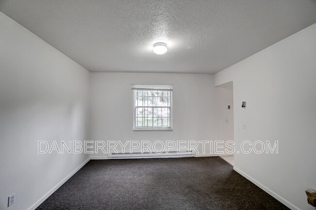 Building Photo - 1006 Ranch Dr