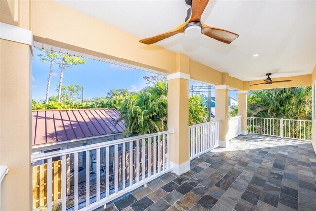 Building Photo - 907 Riviera St