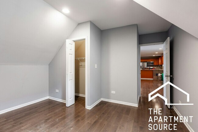 Building Photo - 1530 N Greenview Ave