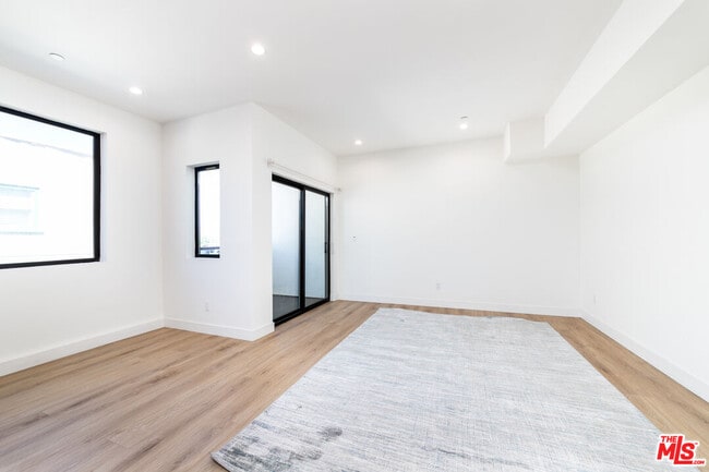 Building Photo - 4615 St Charles Pl