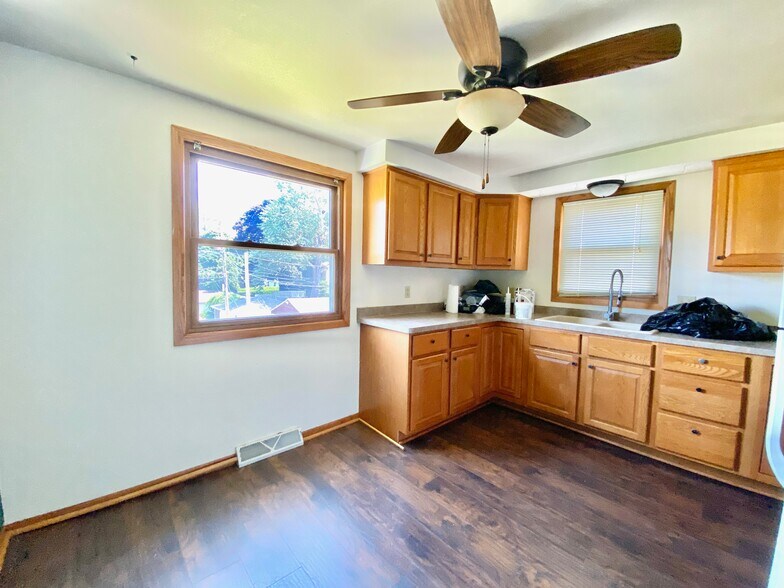 Building Photo - 3860 S Whitnall Ave