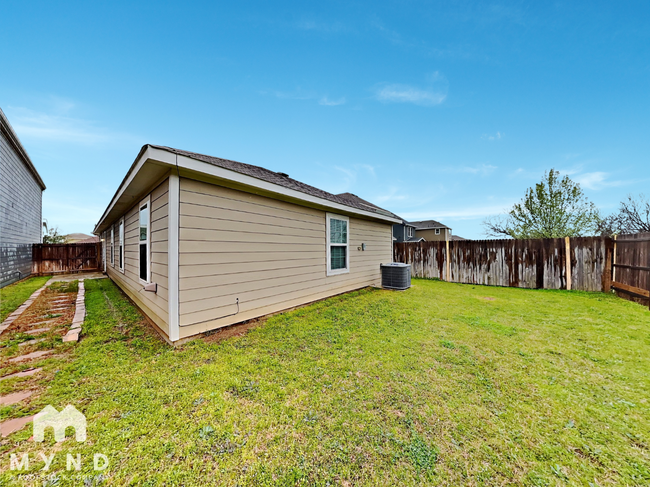 Building Photo - 10528 Many Oaks Dr