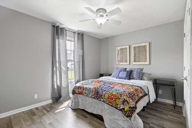 Building Photo - Beautiful Clarksville Home - Great Location!