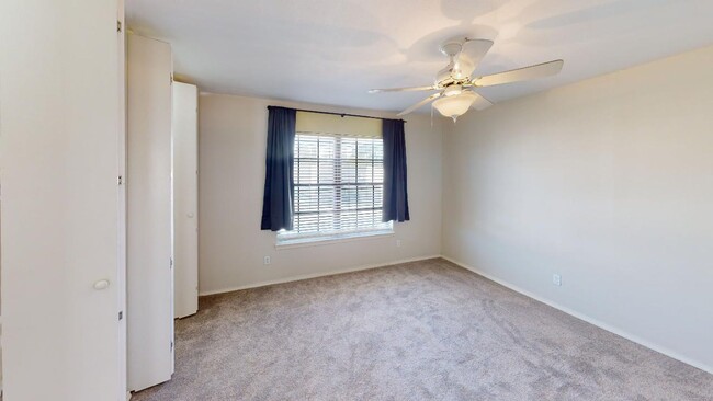 Building Photo - Charming 2/2.5 Condo at Canterbury Near Ba...