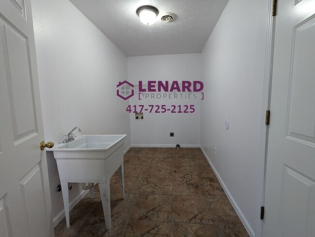 Building Photo - 3 Bedroom Home!