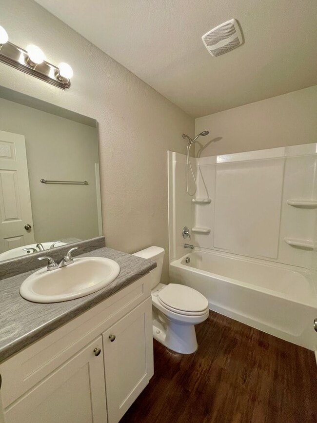 Building Photo - Three bed,  two bath in Valley View available now