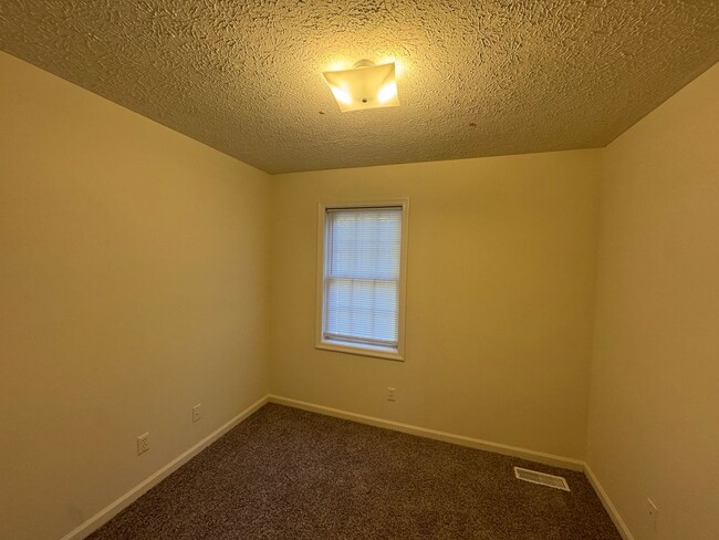 Building Photo - Affordable 3 Bedroom in Bedford