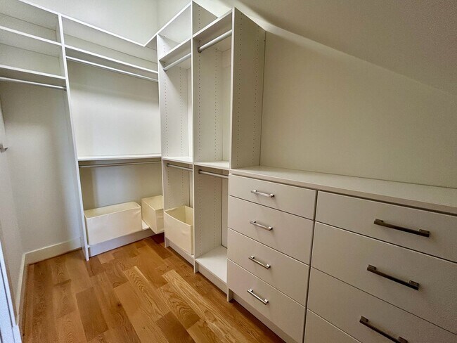 Building Photo - Queen Anne Townhome