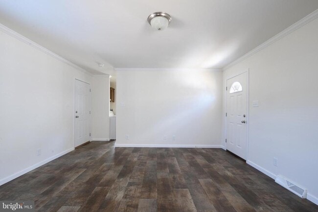 Building Photo - 41 Edgewater Dr