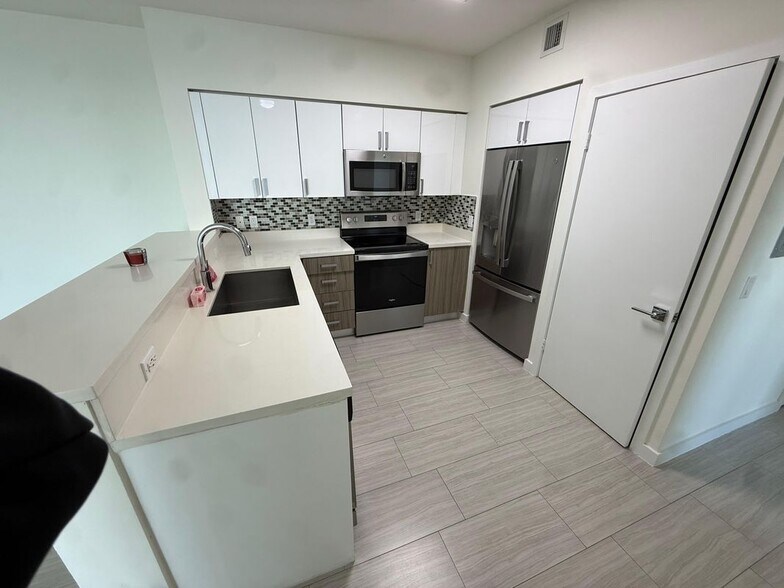 Building Photo - 551 NE 39th St