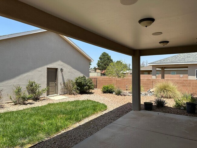 Building Photo - 4 Bed 3 Bath Home