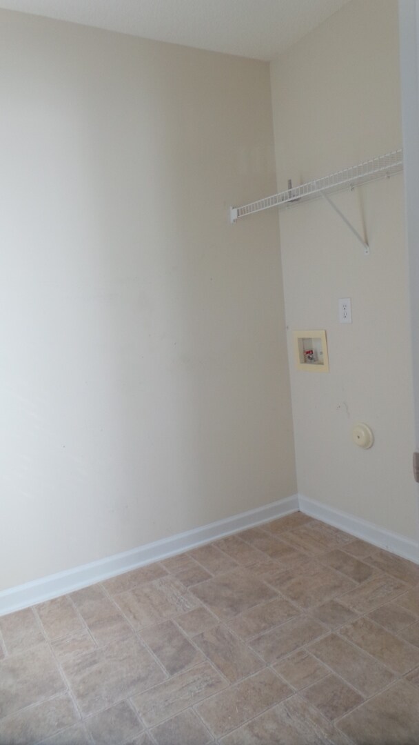 Building Photo - ~~ 4 Bedroom End Unit Townhome            ...