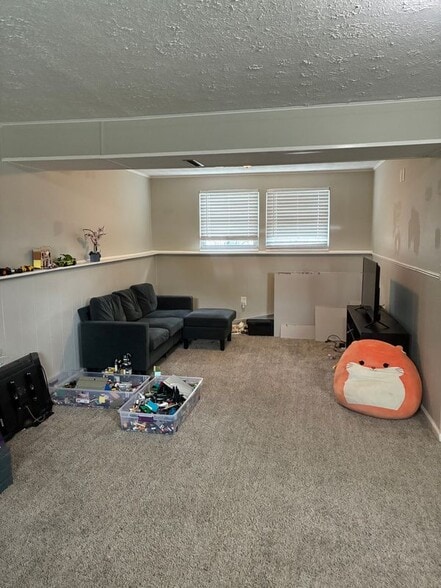 Building Photo - 744 Maplewood Ln