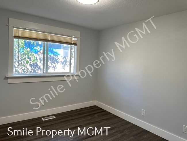 Building Photo - A charming three-bedroom & two-bathroom house.