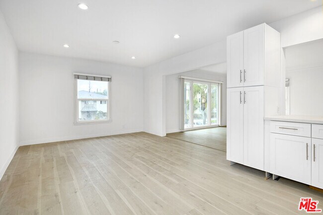 Building Photo - 142 N Hamilton Dr